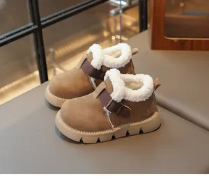 Gros plan de bottes pour enfants en daim marron avec doublure en fausse fourrure blanche