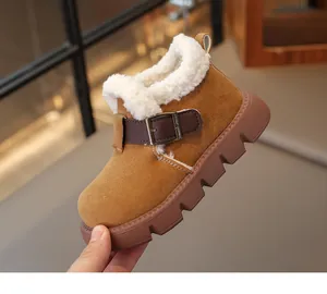Vue détaillée de botte d'hiver chaude pour enfant avec doublure en fausse fourrure et boucle