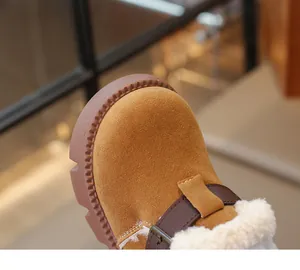 Gros plan de bottine d'hiver en daim pour enfant avec doublure chaude et boucle déco