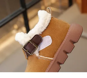 Gros plan de bottes d'hiver pour enfants avec doublure en peluche douce et boucle