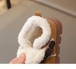 Gros plan de la doublure en polaire blanche douce des bottes d'hiver en daim pour enfants