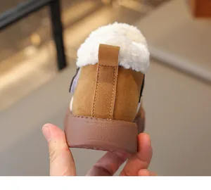 Vue arrière détaillée de bottes d'hiver chaudes pour enfants doublées de polaire brune