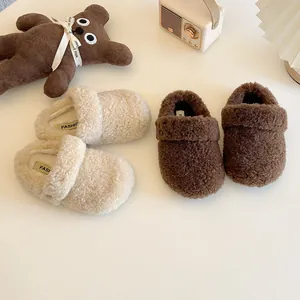 Gemütliche Kinder-Hausschuhe aus Teddyplüsch in Beige und Braun für den Winter und warme Füße
