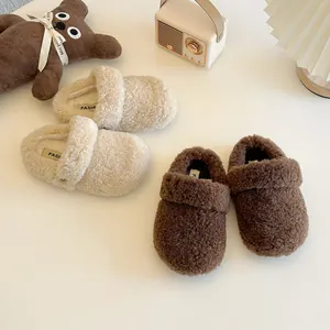 Gemütliche flauschige Kinderhausschuhe aus Fleece für den Innenbereich im Herbst und Winter