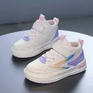 Baskets montantes pour enfants en cuir blanc avec des accents violet et arc-en-ciel