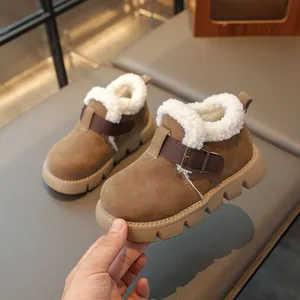 Bottes de neige chaudes d'hiver pour enfants en marron avec une doublure polaire