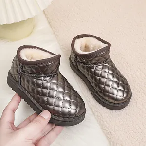 Dettaglio stivali da neve trapuntati bronzo metallizzato per bambini con pelo sintetico
