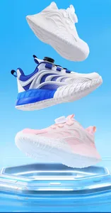 Vista dettagliata di sneaker traspiranti per bambini con sistema di allacciatura a manopola.