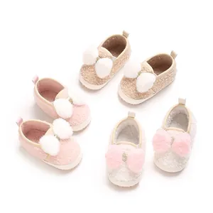 Gemütliche Baby Winterschuhe mit Plüschschleife in verschiedenen Farben.