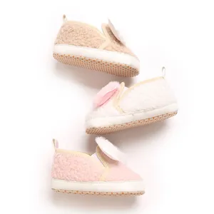 Detailansicht weicher Fleece Baby-Lauflernschuhe mit Schleifen in Rosa Weiß und Beige