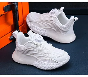 Dettaglio di scarpe sportive bianche per bambini con chiusura a fibbia rotante e mesh