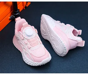 Vista dettagliata delle sneakers rosa per bambini con sistema di chiusura a rotella