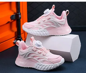 Dettaglio scarpe sportive rosa per bambini con mesh e sistema a manopola rotante