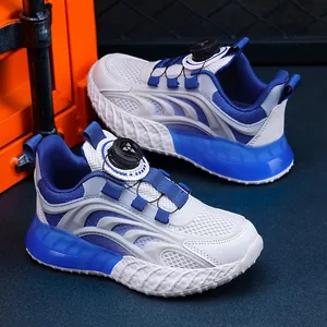 Sneakers in mesh traspirante per bambini con fibbia rotante nei colori blu e bianco