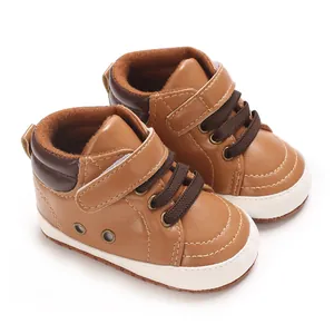 Dettaglio di scarpe alte per neonati marroni con suole antiscivolo e cinturini in velcro.