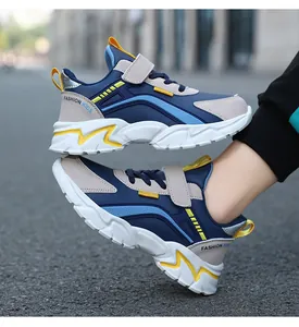 Detalle lateral de zapatillas de running ligeras para niños en azul y beige claro