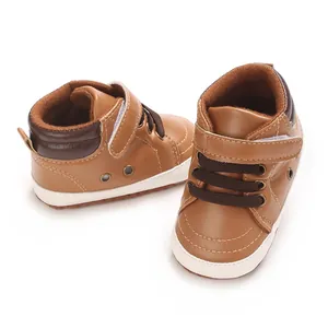 Eleganti sneaker alte per neonati in pelle PU marrone con suole in morbido tessuto antiscivolo.