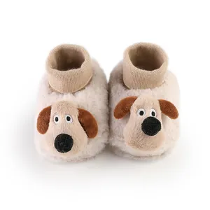 Detailweergave van pluchen baby-winterschoentjes met een schattig hondengezichtje