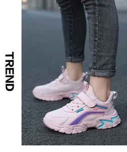 Vista detallada de zapatillas ligeras de color rosa para niñas en una carretera exterior