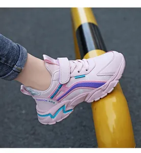 Vista lateral detallada de zapatillas de correr rosas ligeras para niñas con velcro