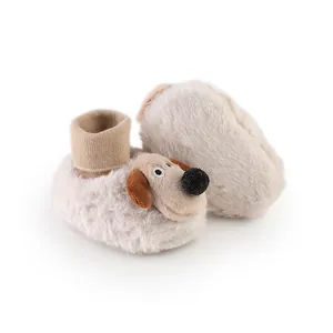Detailopname van pluche baby winterschoenen met een schattig 3D cartoon hondenontwerp