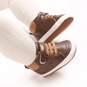 Dettaglio ravvicinato di scarpe alte per neonati in PU marrone con suole antiscivolo