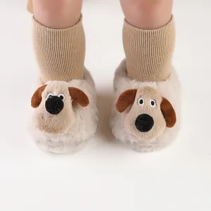 Detail van harige winterloopschoenen voor baby's met een schattig pluche hondengezicht