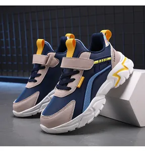 Vista detallada de zapatillas deportivas para niños en azul marino y amarillo con suela