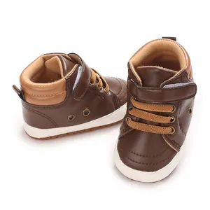 Dettaglio scarpe alte per neonato in pelle PU marrone con suola morbida antiscivolo