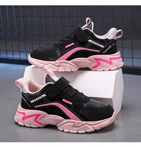 Vista lateral detallada de zapatillas infantiles en negro y rosa con texto Fashion Kids
