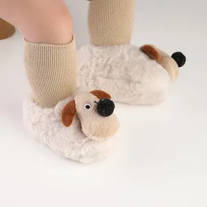Dichtbij van schattige pluchen honden baby loopschoenen voor winter