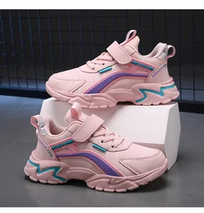 Detalle lateral de zapatillas rosas para niños con toques morados y cierre de velcro