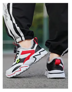 Detailansicht der gefütterten Jungen-Sportschuhe mit praktischem Drehverschluss-Design