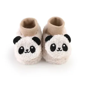 Detailweergave van zachte winterse fleece babyschoentjes met schattig 3D-panda design