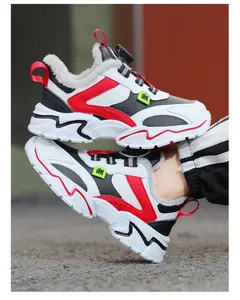 Detaillierte Seitenansicht der warmen Jungen-Winter-Sneaker mit dicker Sohle