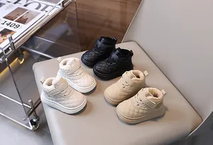 Detalle de botas de invierno acolchadas para bebé con forro polar cálido