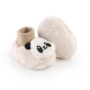 Detailopname van schattige panda-winterwandelschoenen voor baby's in beige