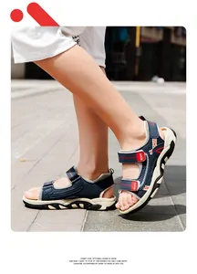 Detailansicht der sportlichen blauen Jungensandalen mit verstellbaren Klettverschlüssen.