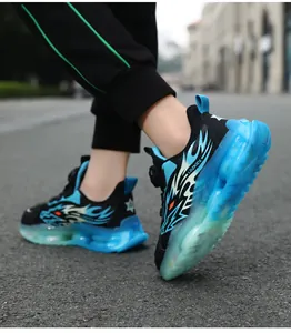 Detailansicht der Jungen-Laufschuhe mit praktischem Drehknopf-Verschluss