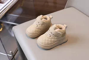Primer plano de botas de invierno acolchadas beige para bebé con forro polar