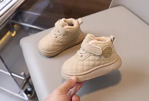 Botas de invierno para bebé beige cálidas con forro polar y suela suave antideslizante.