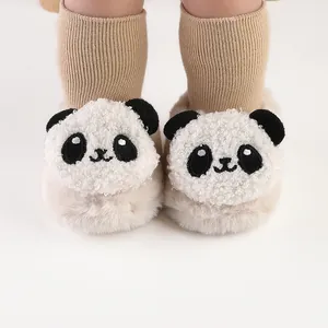 Gedetailleerd overzicht van schattige pluche babyloopschoenen met panda ontwerp voor winter