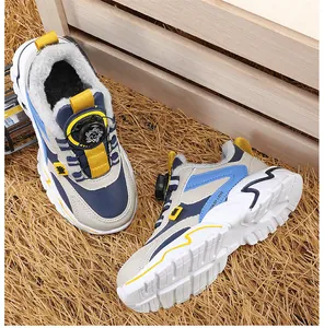 Detailansicht warmer gefütterter Winter-Sneaker für Jungen mit Drehverschluss