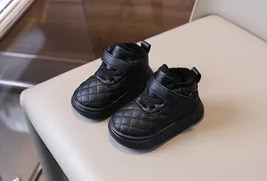 Vista detallada de botas de invierno negras acolchadas para bebé con forro cálido