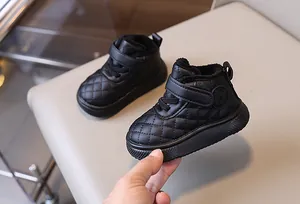 Vista detallada de botas de invierno acolchadas negras para niños pequeños con forro de felpa