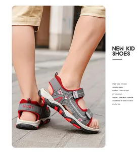 Detailansicht der grauen und roten Sportsandalen für Jungen mit verstellbaren Riemen