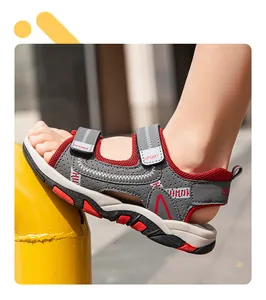 Detailansicht grauer und roter Jungen-Sportsandalen mit praktischem Klettverschluss