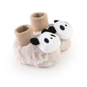 Detail van zachte pluche babyschoentjes met schattige pandagezichtjes en geribde boorden
