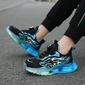 Atmungsaktive Jungen-Mesh-Sneaker mit praktischem Drehverschluss und blauen Flammen