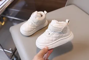 Detalle de botas de invierno acolchadas blancas para bebé con forro de felpa suave y cálido